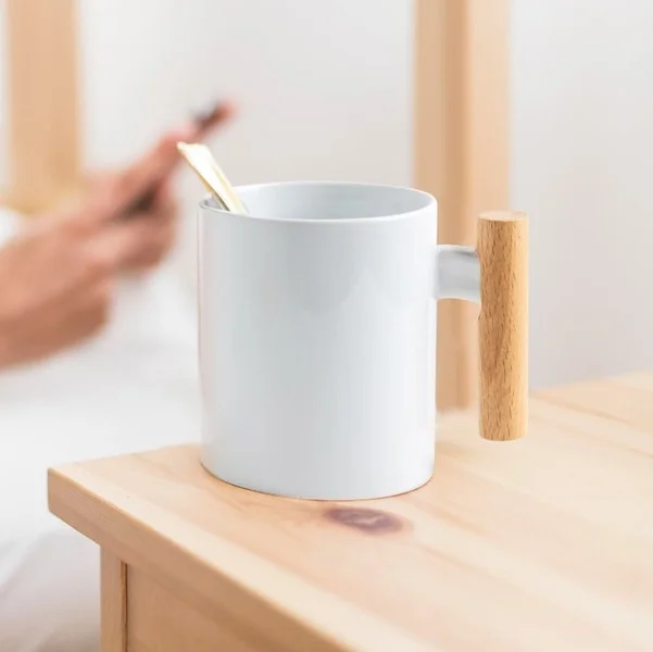 Caneca de cerâmica para sublimação com asa em madeira | SAM Brindes