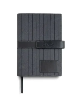 Agenda diária A5. Capa em PU texturada e fecho magnético