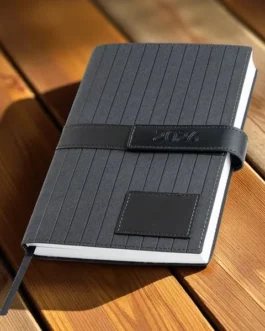 Agenda diária A5. Capa em PU texturada e fecho magnético