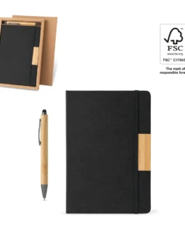 Conjunto composto por um bloco de notas A5 de capa rígida e uma esferográfica em bambu
