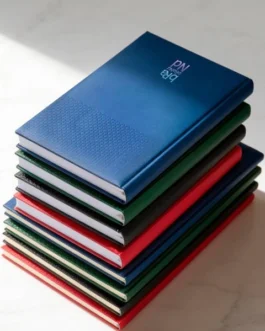 Agenda semanal A5+. Capa em PU com detalhe em gravação a quente na parte superior e cantos retos
